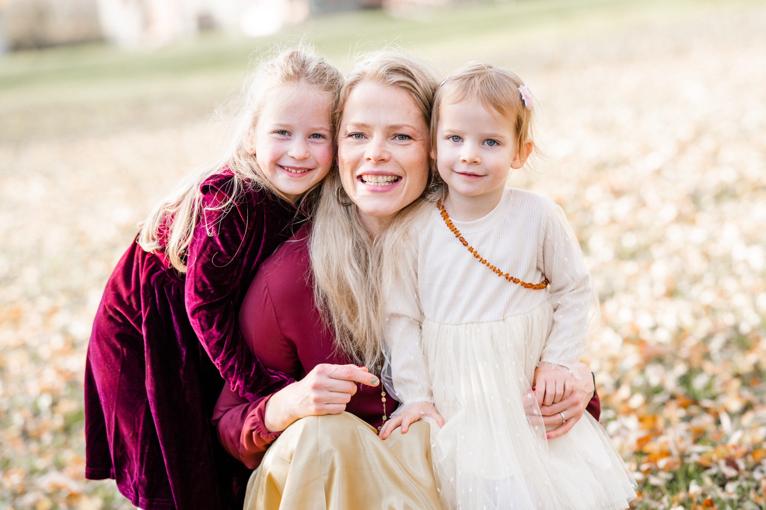 sisters pose with mom Holiday Mini Session | New Jersey Family Photographers | The Munz Family | Golden Heart Photography